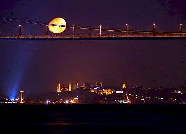 Bosphorus_moon_night