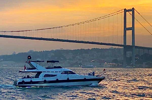 Image d'un bateau de croisière du Bosphore au coucher du soleil à Istanbul en Turquie